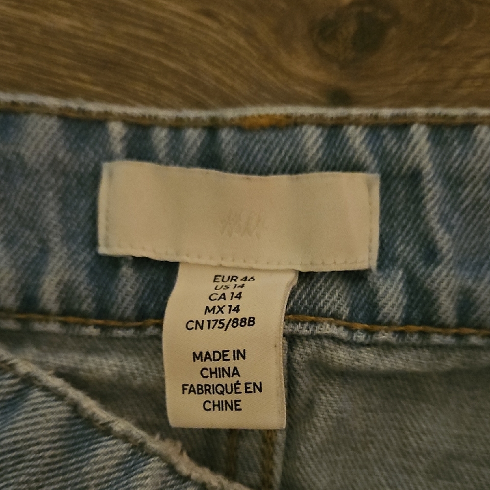 H&M Blue Jean Shorts Relaxed Fit - Picture 2 of 3